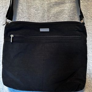 BLACK BAGGALLINI CROSSBODY BAG.